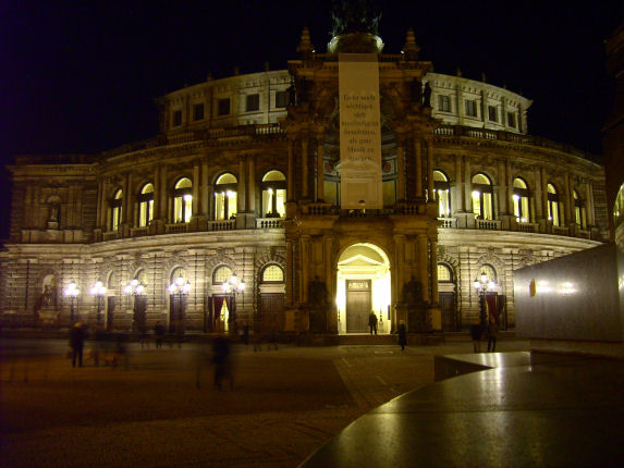 Und Abends geht man in die Semperoper