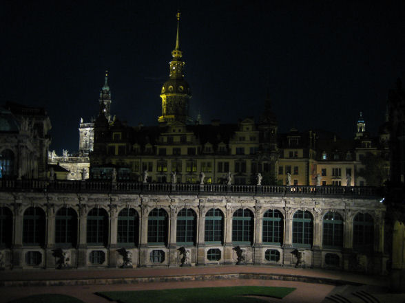 Dresdner Zwinger mit Schloß im Hintergrund